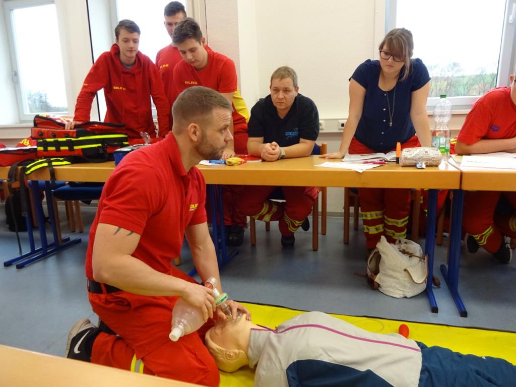 Erste-Hilfe-Kurs der Erste-Hilfe Schule Eichsfeld mit Übung an der Puppe