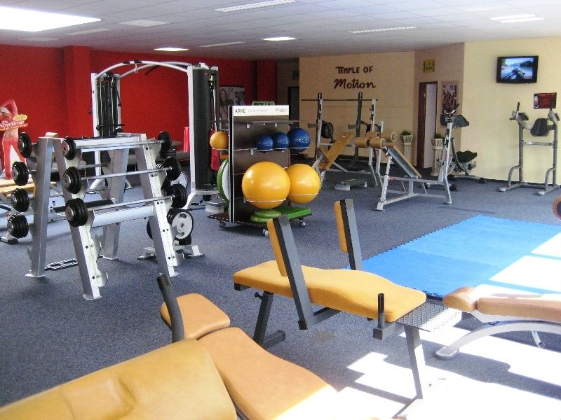 Trainingsfläche mit Hanteln, Gymnastikbällen und Kraftgeräten im Gesundheitsstudio Leinefelde